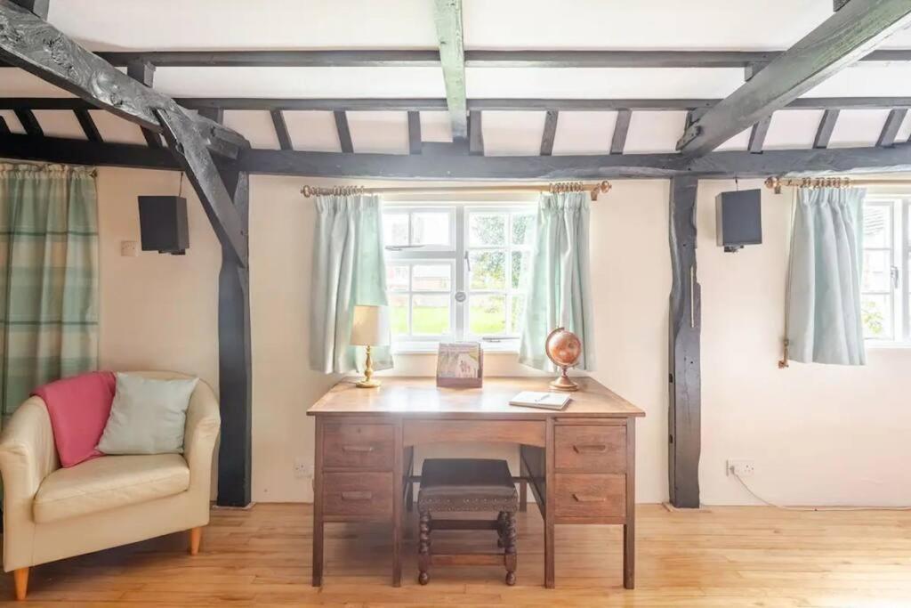Cozy One-Bedroom Cottage In Great Tey Bagian luar foto