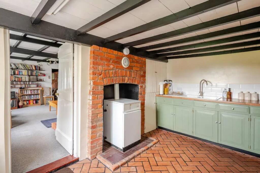 Cozy One-Bedroom Cottage In Great Tey Bagian luar foto